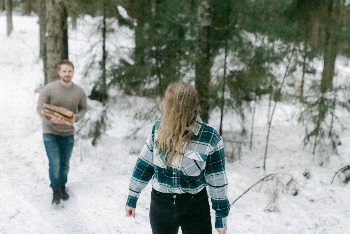 Couple in a forest on a photography session with photographer Hannika Gabrielsson
