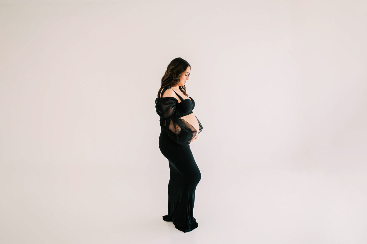 side profile of mom in black  during Springfield Mo maternity photographer Jessica Kennedy of The Xo Photography
