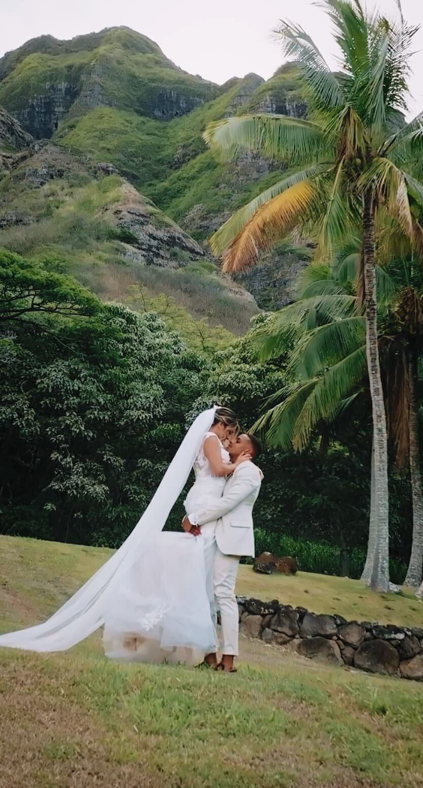 Wedding-Couple-at-Kualoa-Paliku-Garden