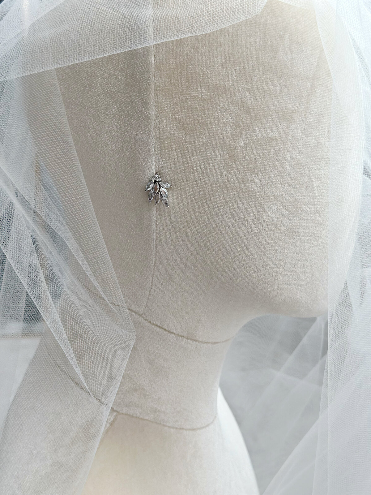 Elegant bridal necklace featuring mixed crystals and pearls
