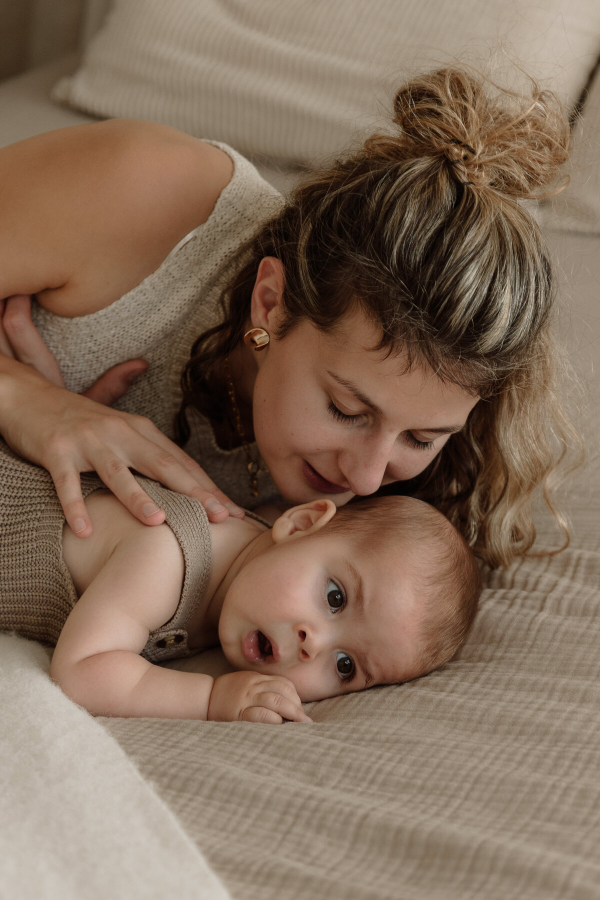 newborn fotograaf - gezinsfotograaf - zwangerschapsfotografie - videograaf - Sint-Niklaas - Pictures by Jess - Mama en baby shoot - borstvoeding
