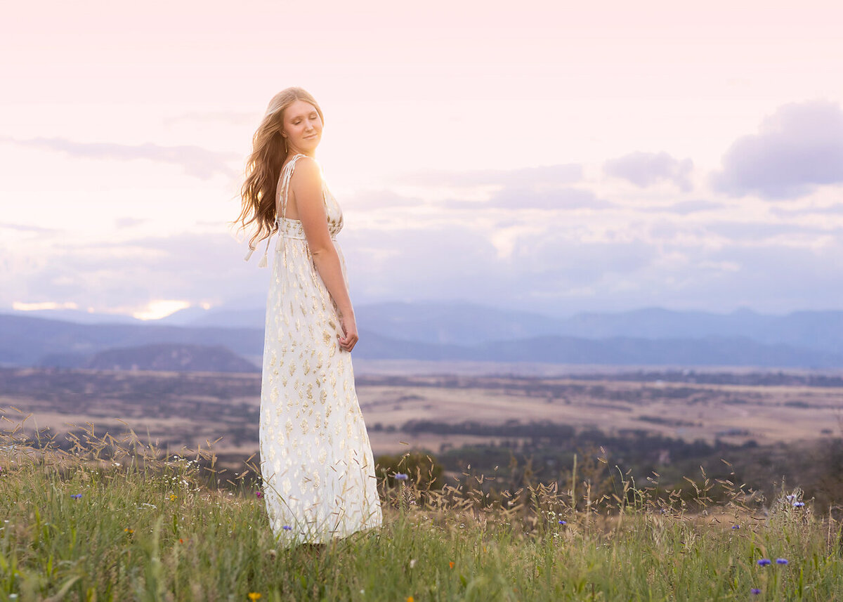 beautiful-scenic-location-senior-pictures-field-mountains