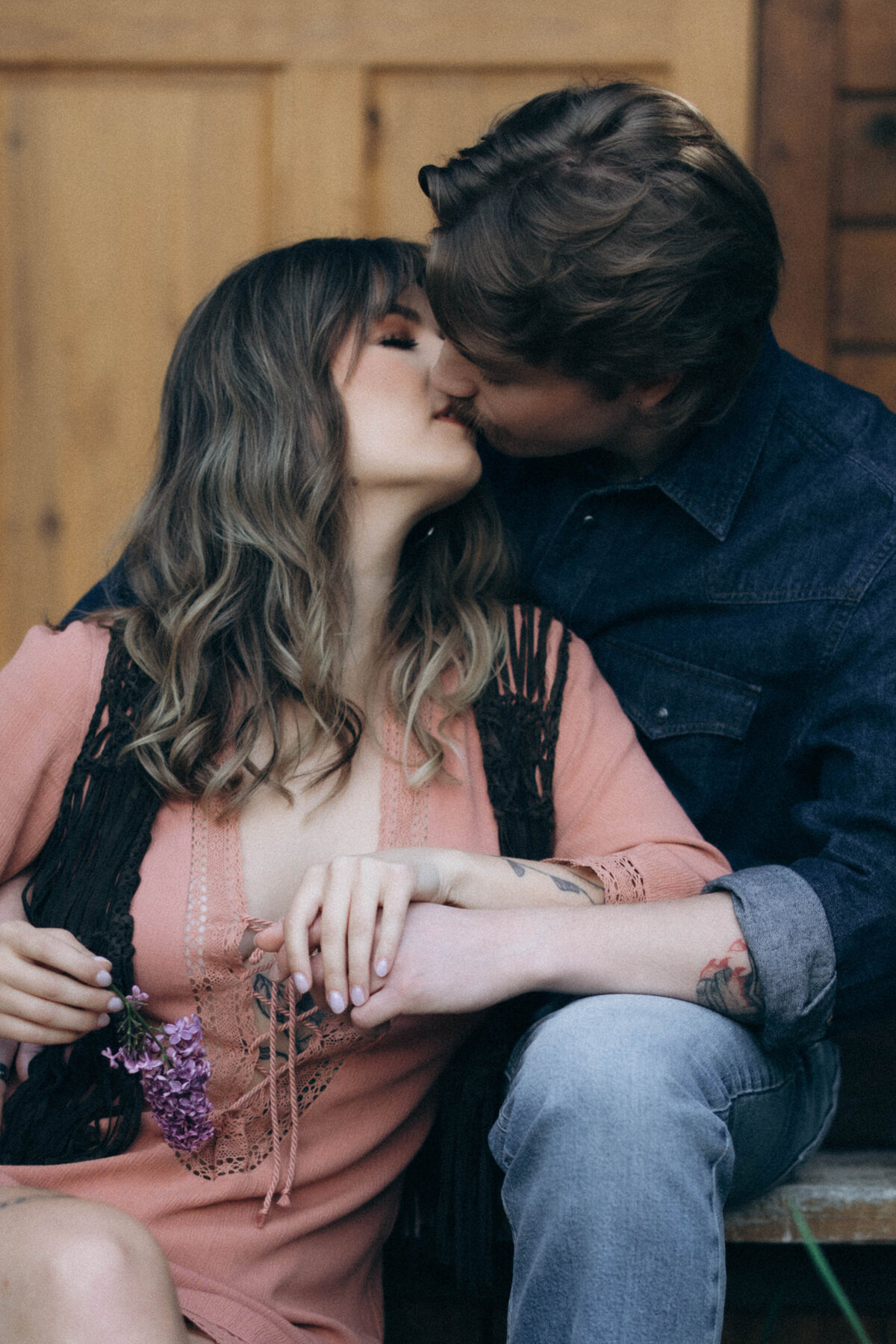 vpc-couples-vintage-cabin-shoot-34