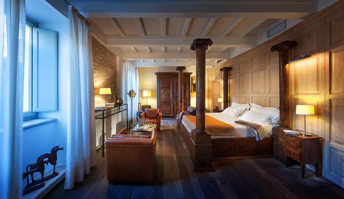 Waterstone - Palazzo Seneca- Norcia - Luxury Boutique Hotel - Junior suite - four posted bed