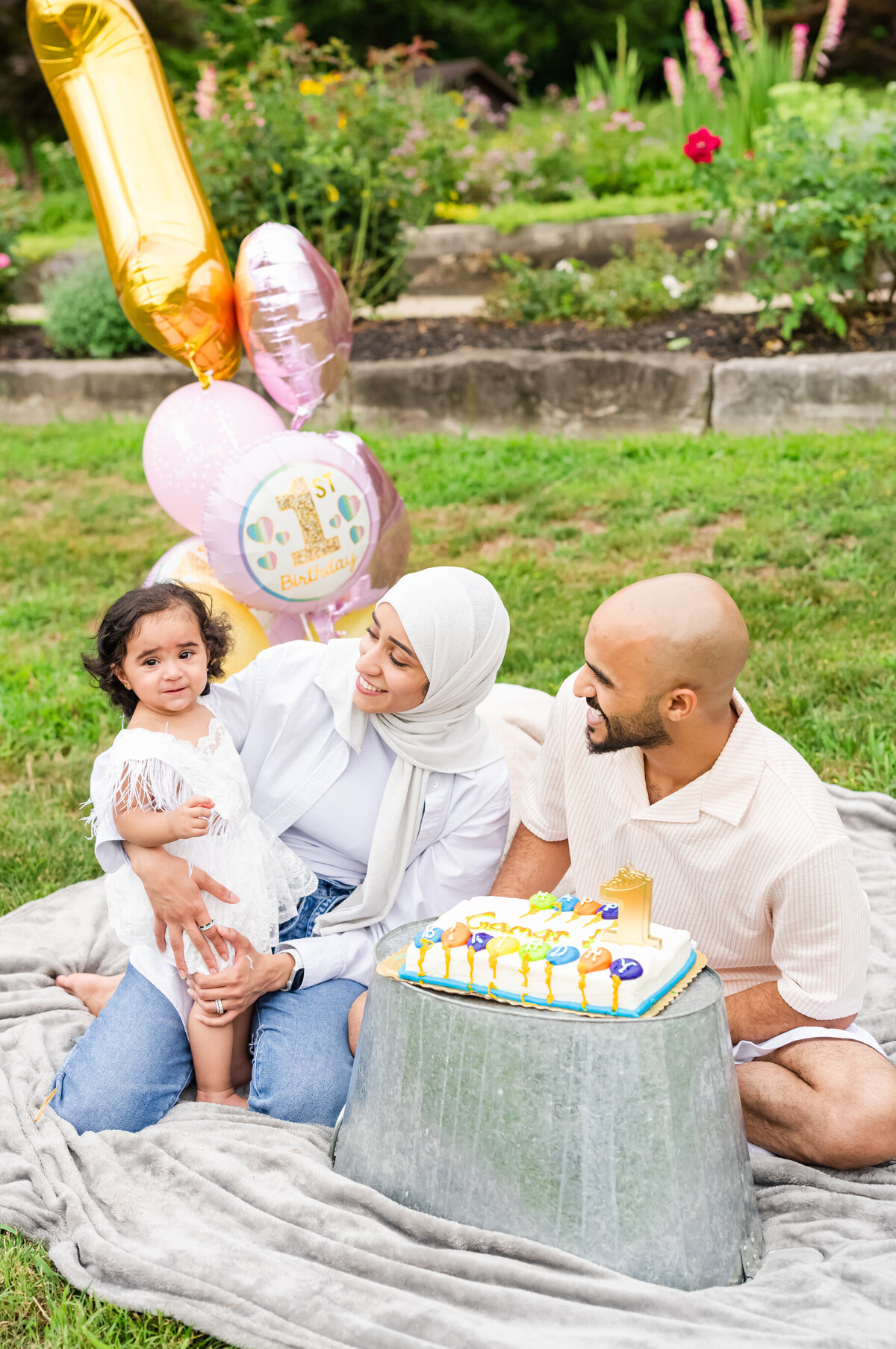 one year old girl and birhtday cake