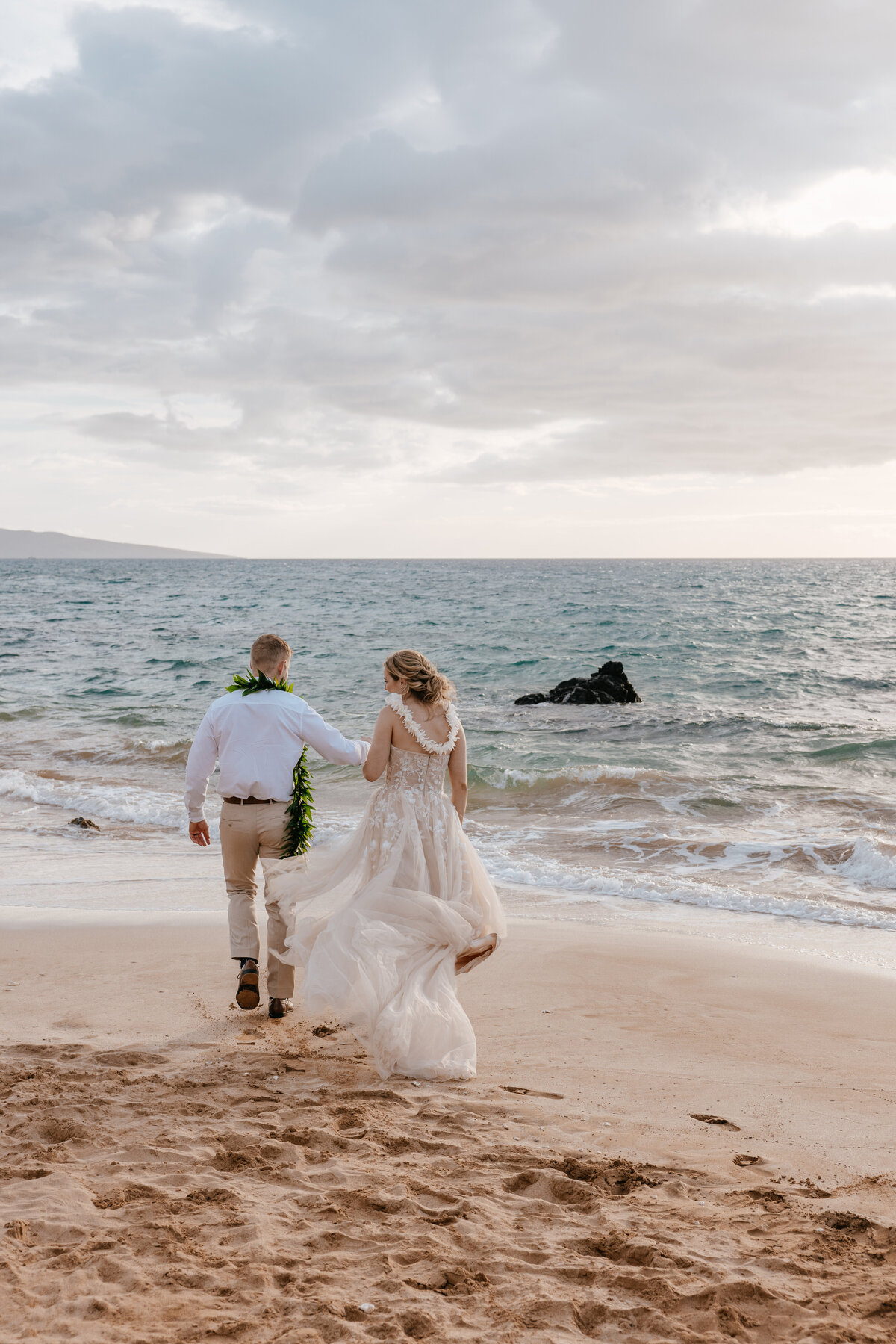bride and groom in maui 