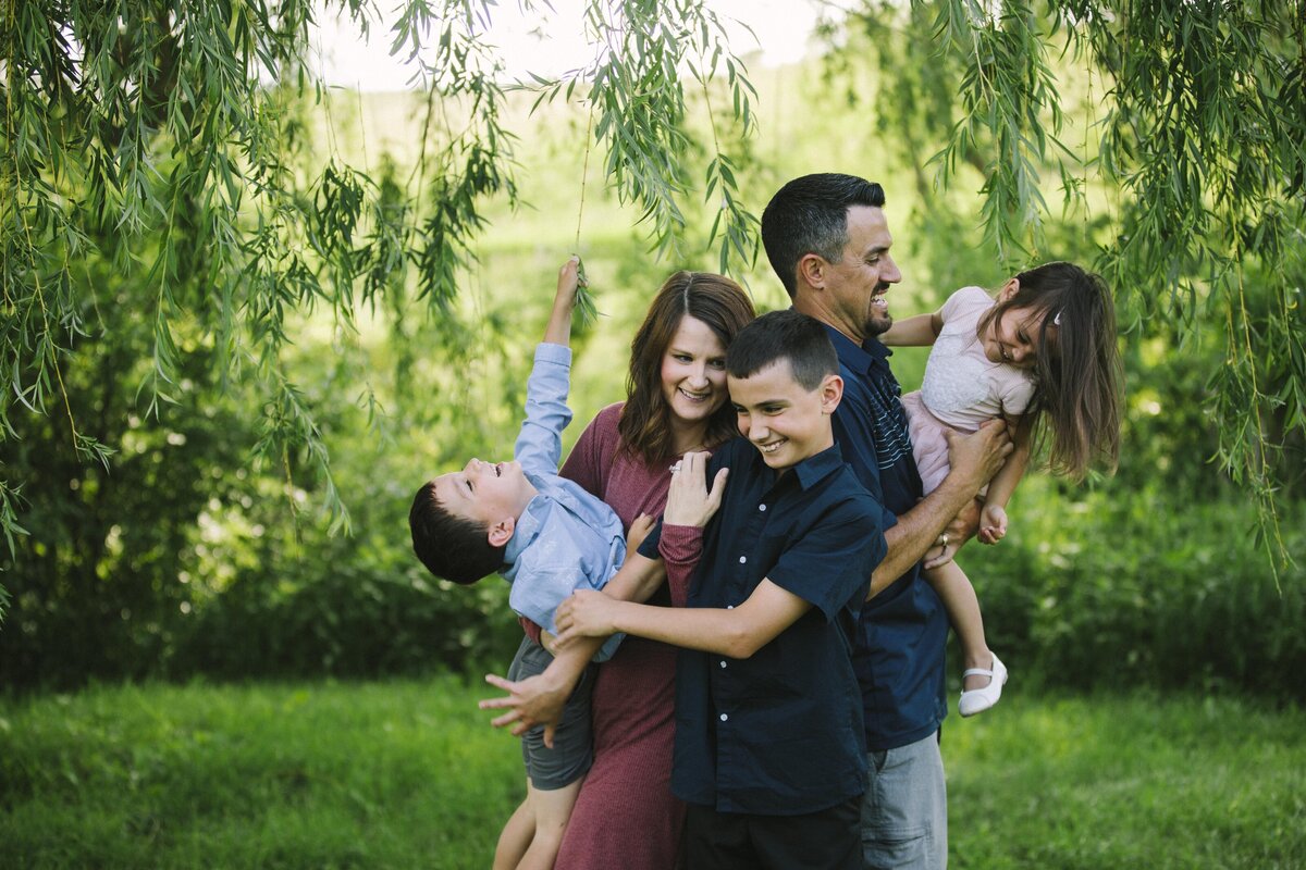 family-iowa-outdoor-infant-lifestyle-0016