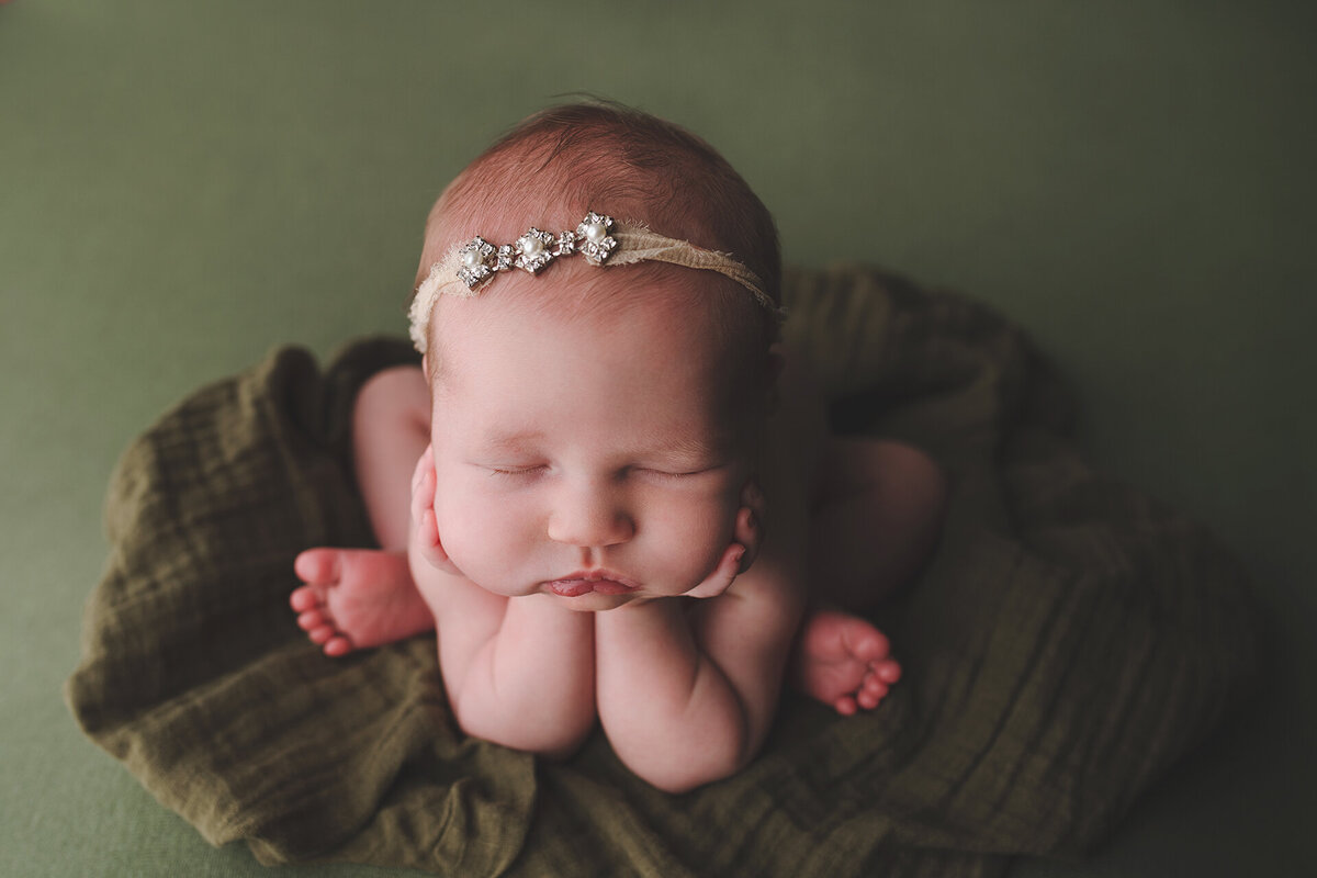 newborn-photographer-near-me-waterford-wisconsin-munchkin-moments-by-stephanie