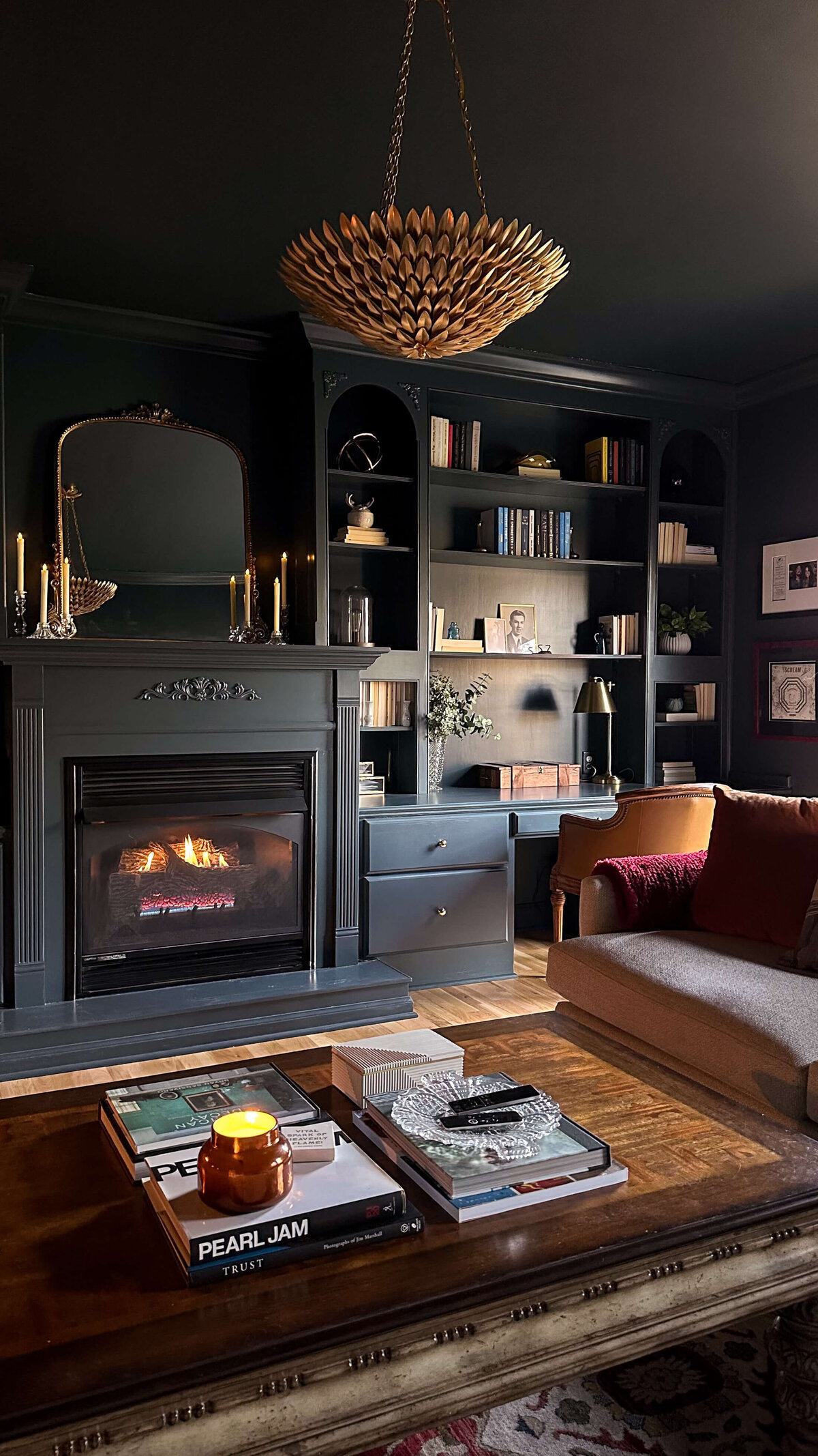 cozy-dark-academia-aesthetic-living-rom