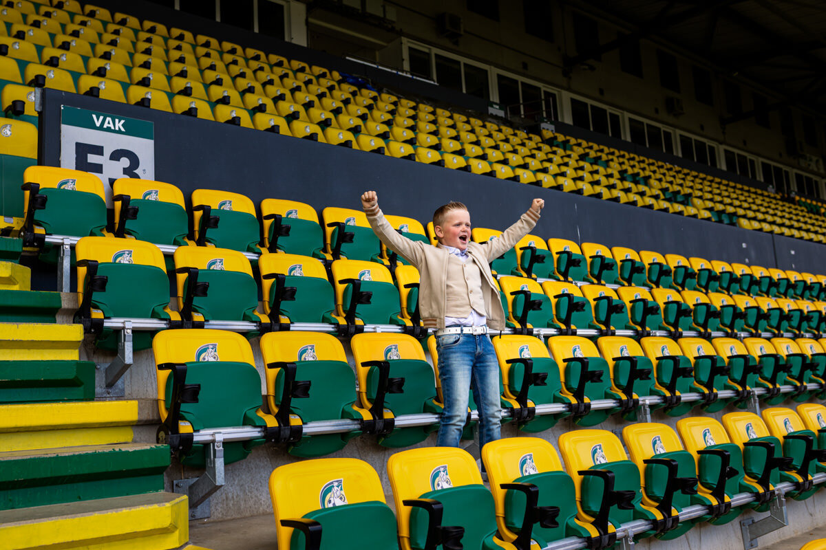 communiefoto jongen juichend in voetbalstadion