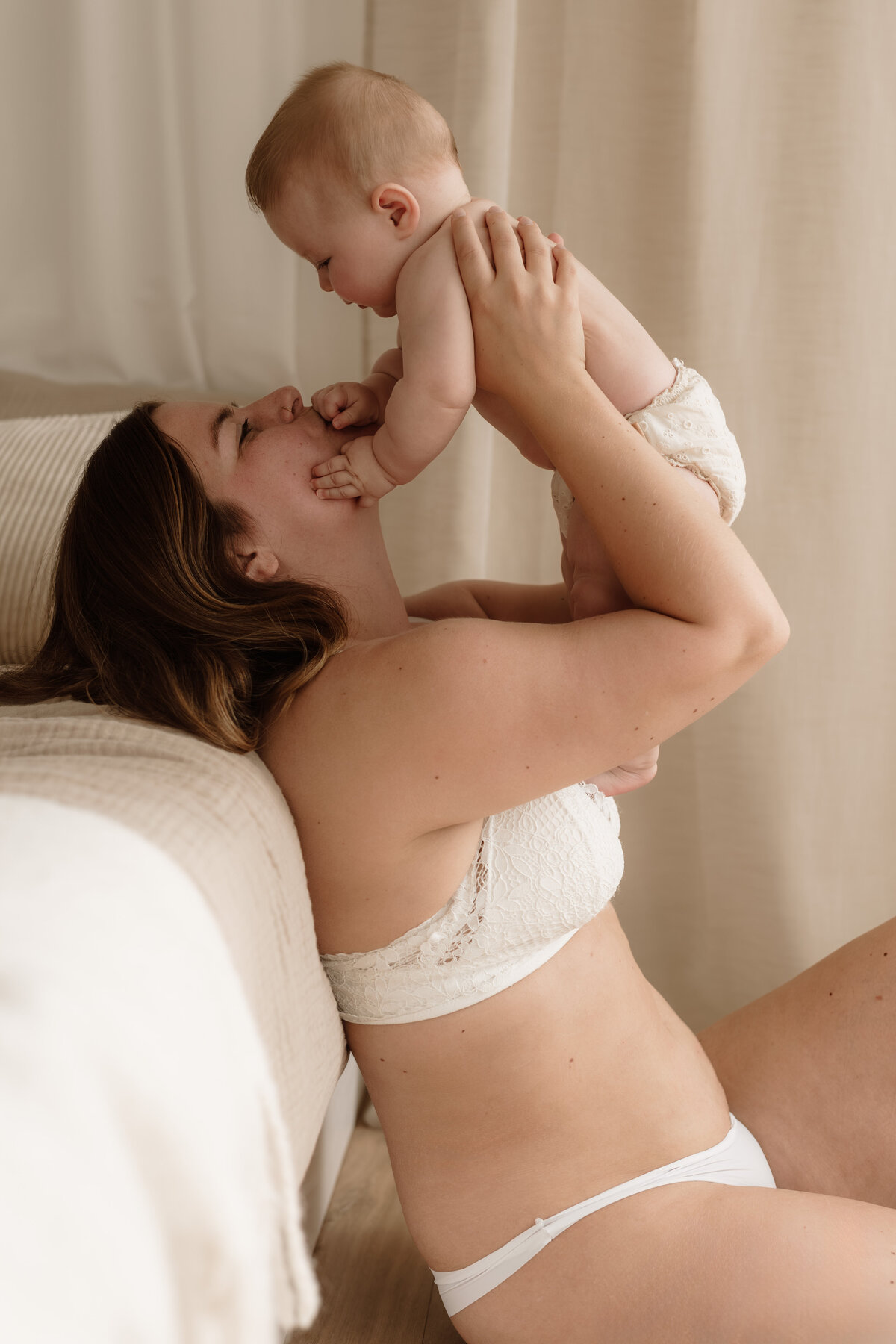 newborn fotograaf - gezinsfotograaf - zwangerschapsfotografie - videograaf - Sint-Niklaas - Pictures by Jess - Mama en baby shoot - borstvoeding