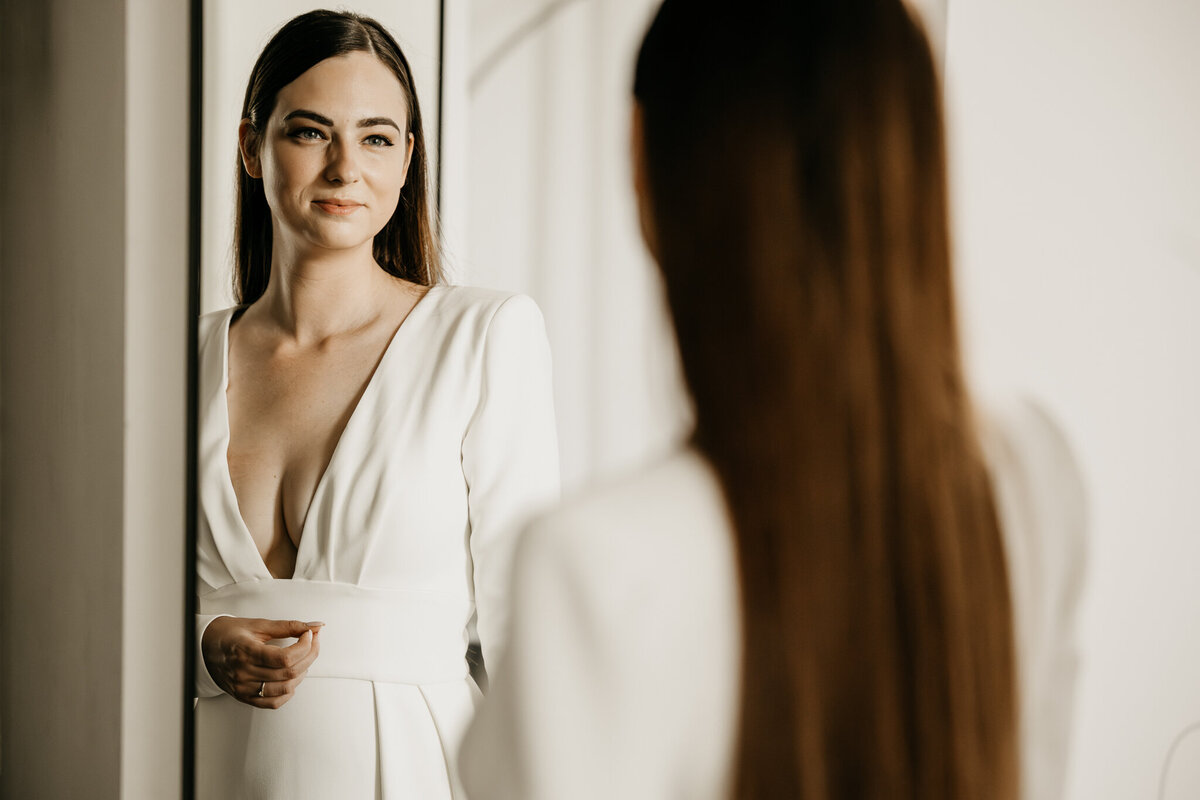 Een minimalistisch portret van een bruid in een moderne trouwjurk, met subtiele make-up en een tijdloze uitstraling.