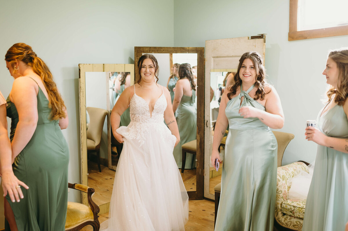 Charlottesville wedding venues bridal suite with bride and her bridesmaids together getting ready