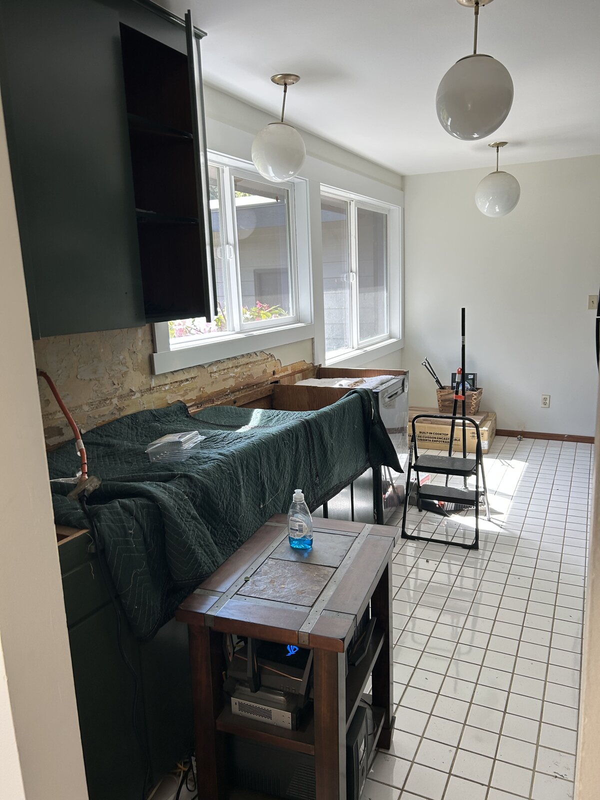 vacant-staging-snohomish-county-kitchen-before-modernmollusk