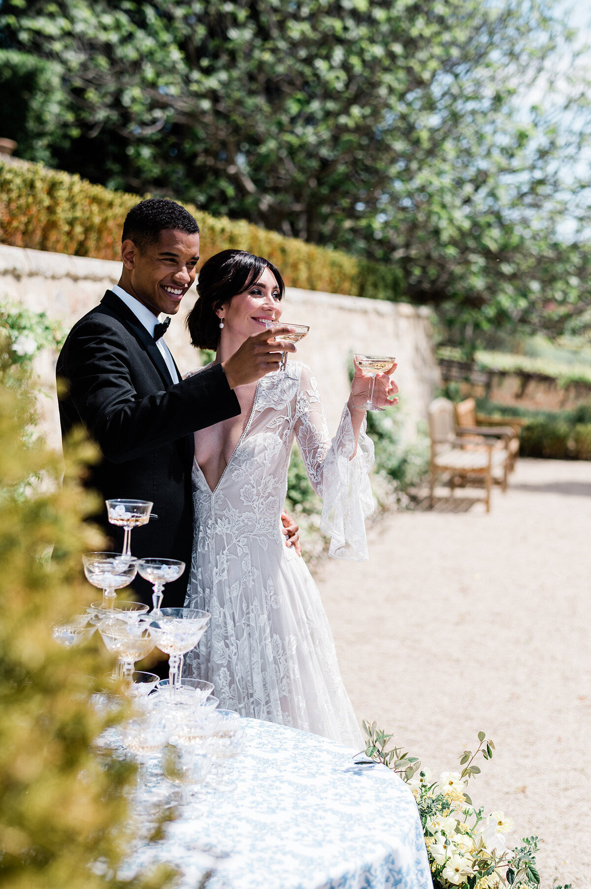 Elevate your wedding experience with the sophistication of fine art aesthetics in France. Amidst romantic settings, we blend luxury and artistry to capture your love's essence in every frame.