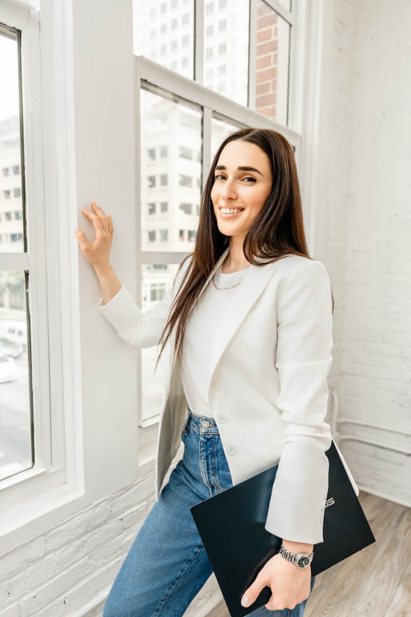 portrait of a business coach in sonne studio taken by olya photography