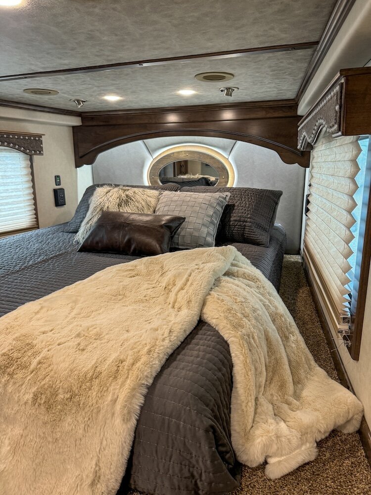 luxury-living-quarter-horse-trailers-trail-boss-conversions-nose-6