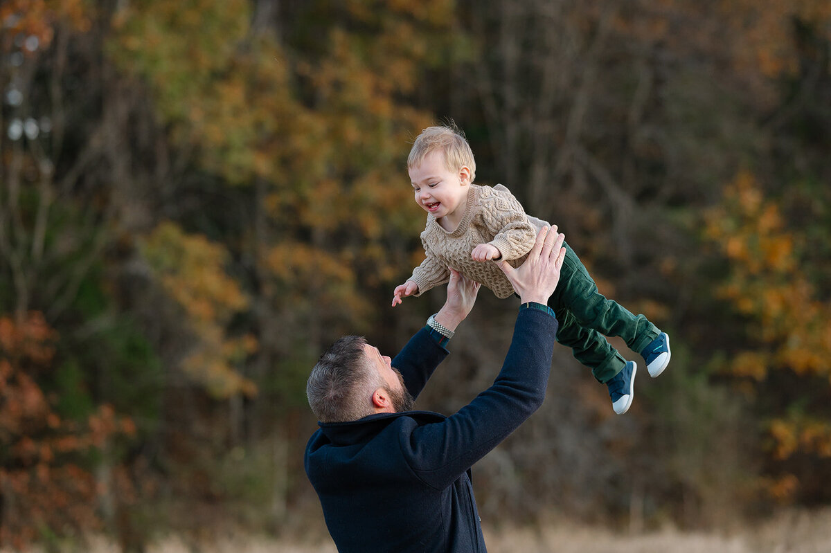 Family-outdoor-photoshoot-connecticut-green-color-scheme_0035