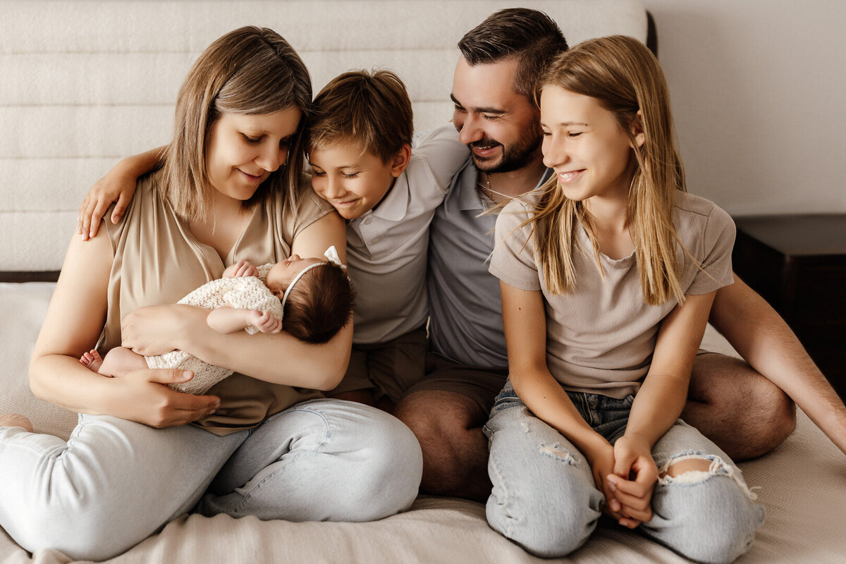 las-vegas-newborn-family-snuggle