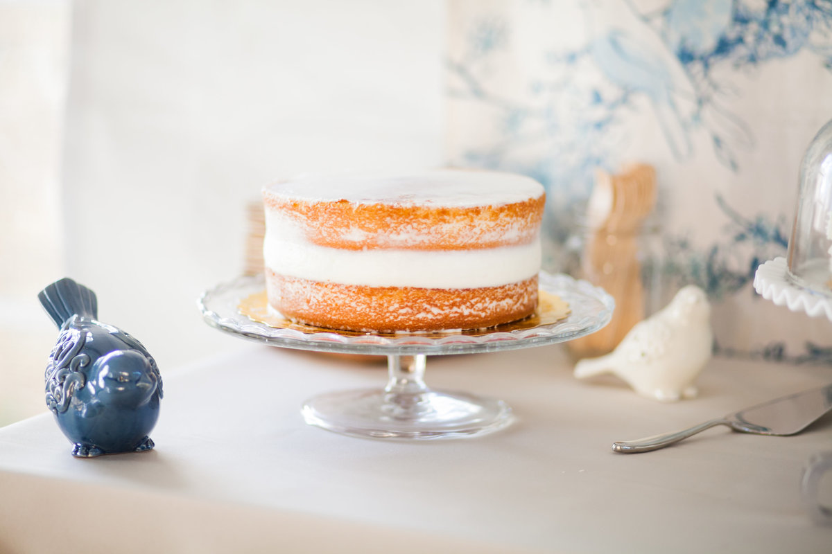 Picture of naked wedding cake on crystal cake stand | Susie Moreno Photography