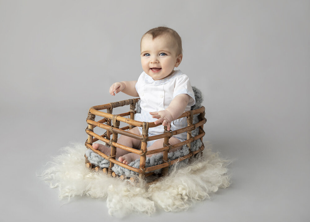 MILESTONE_SITTER_BABYBOYSITTINGINBASKETBLUEWHITE