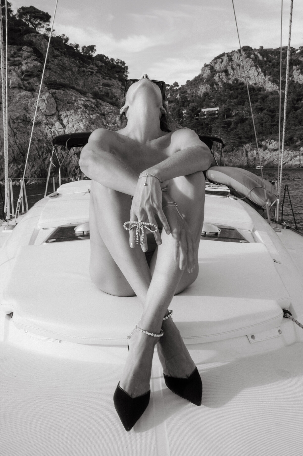 boat couple photoshoot in barcelona