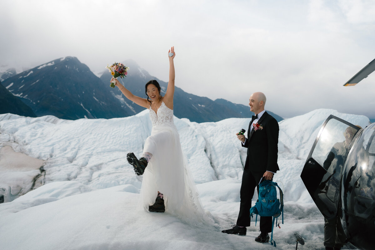 Christina+Matt_Knik-Glacier-Elopement_EmeliaKPhotography-122