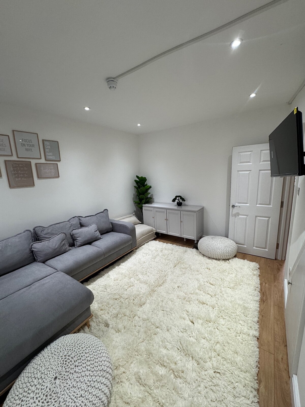 zintarah-haven-supported-accomodation-croydon-anima-youth-living-room-2