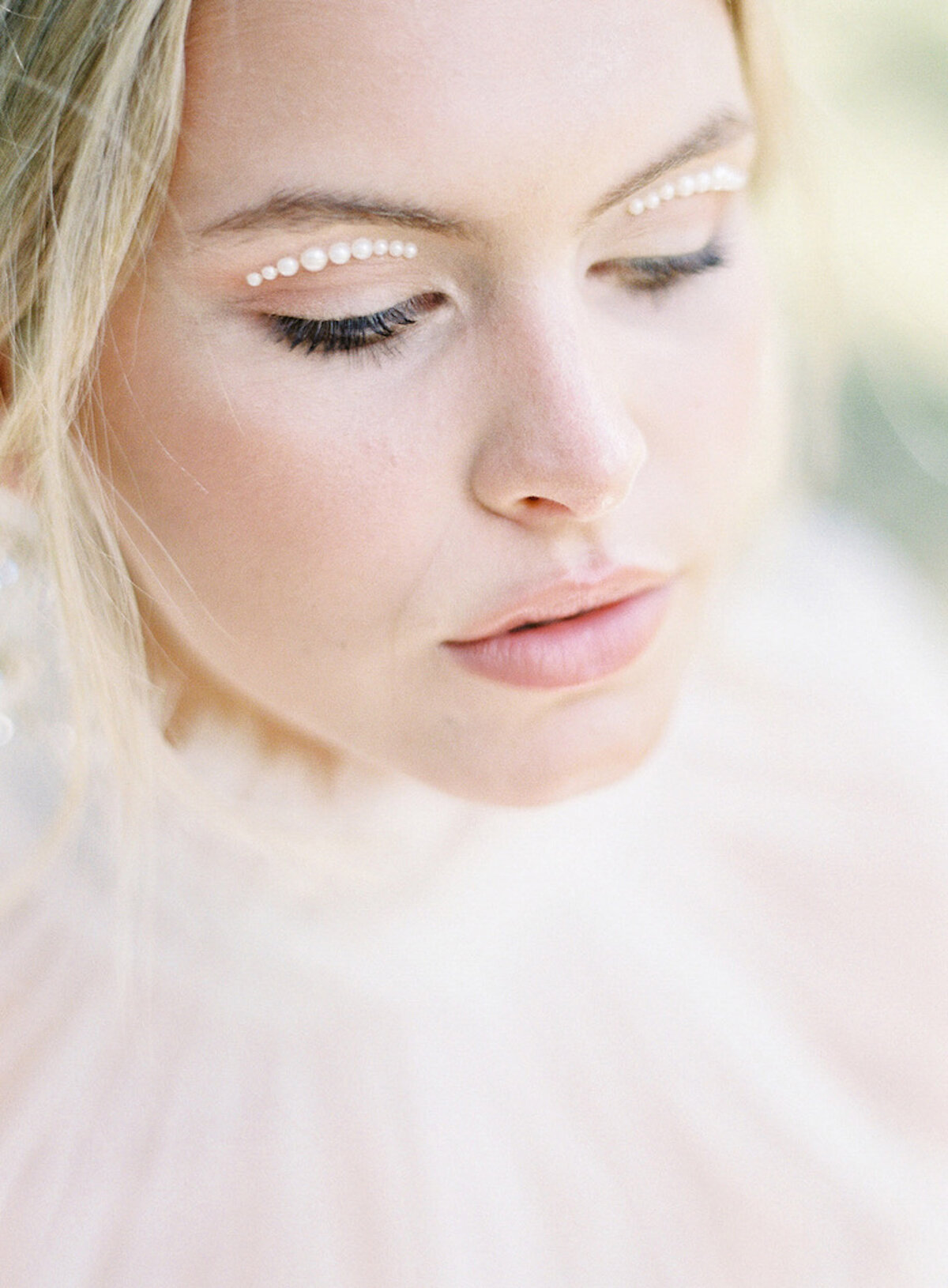 elegant-pearl-makeup-detail-2