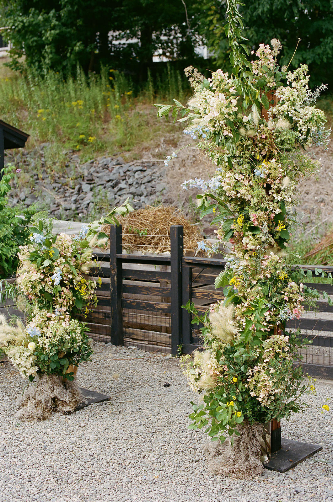 garden-floral-altar-catskills-wedding-planner