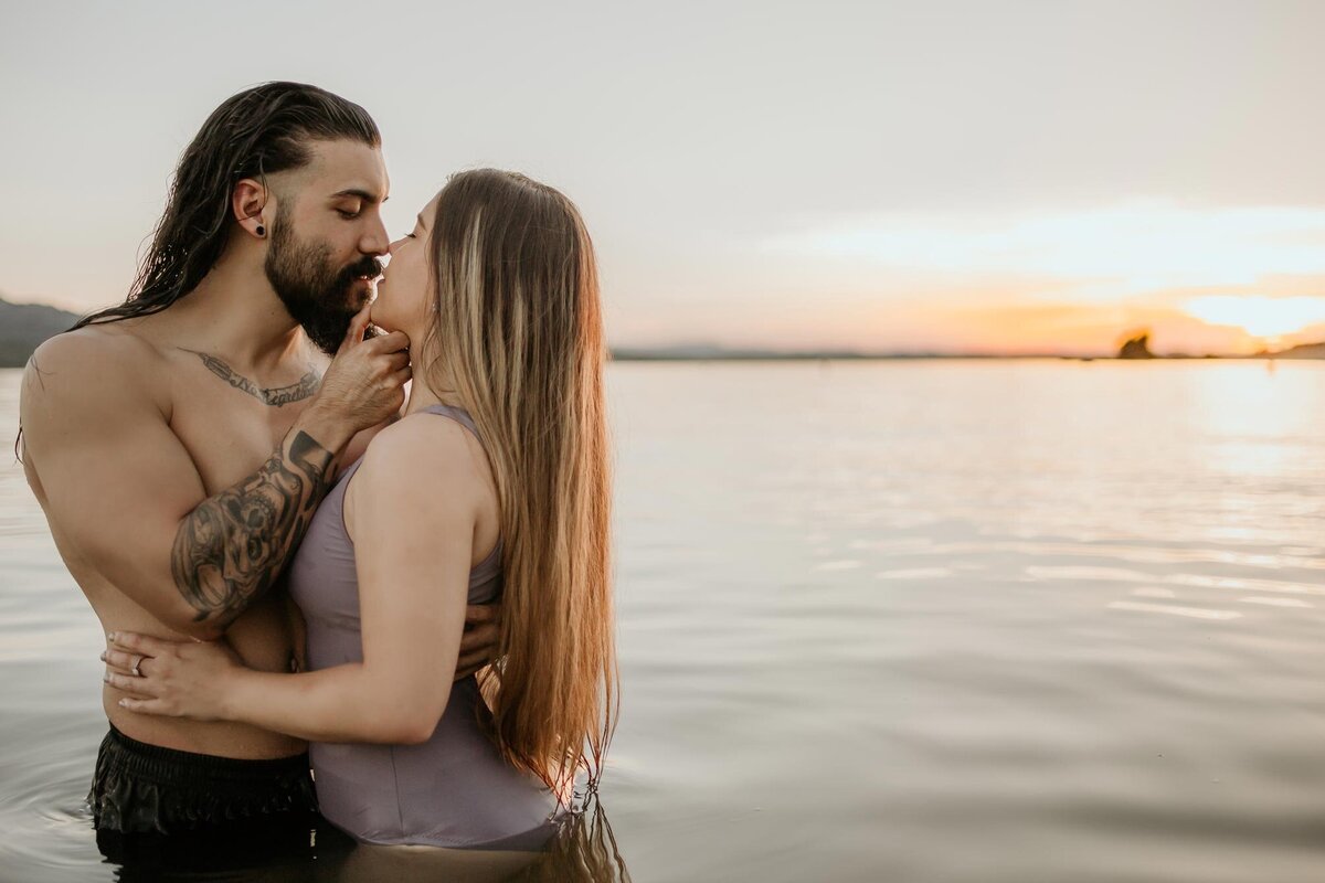 intimate-sexy-couple-lake-photos