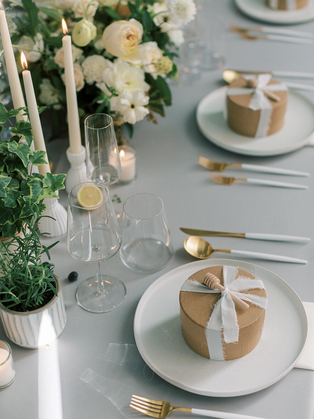 bluepansyfloral-tablesetting-tablescape-lemons