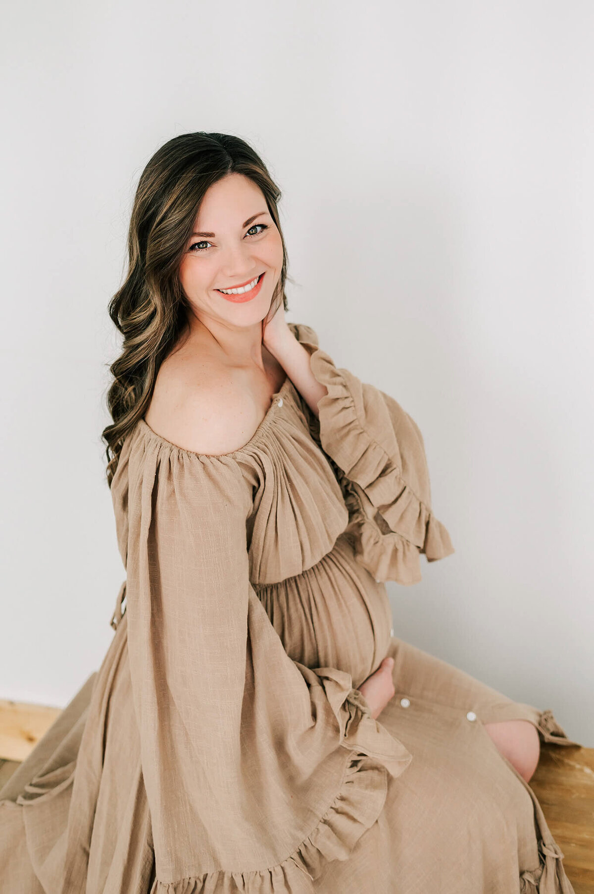 Joplin MO maternity photographer Jessica Kennedy of The XO Photography captured pregnant mom in boho brown dress smiling