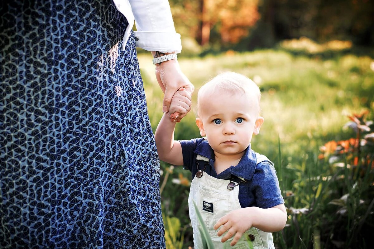 outdoor-family-photography_vancouver-fraser-valley_deer-lake-park_mother-toddler-son