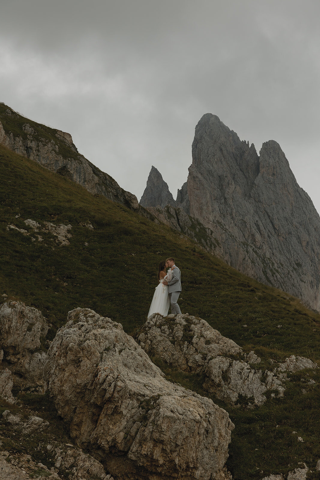 destination-wedding-elopement-photographer-italy-dolomites-seceda-documentary-tanya-davids-photo-film-154