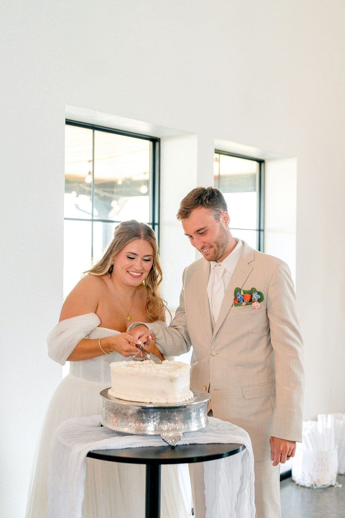 cutting-cake-bride-groom