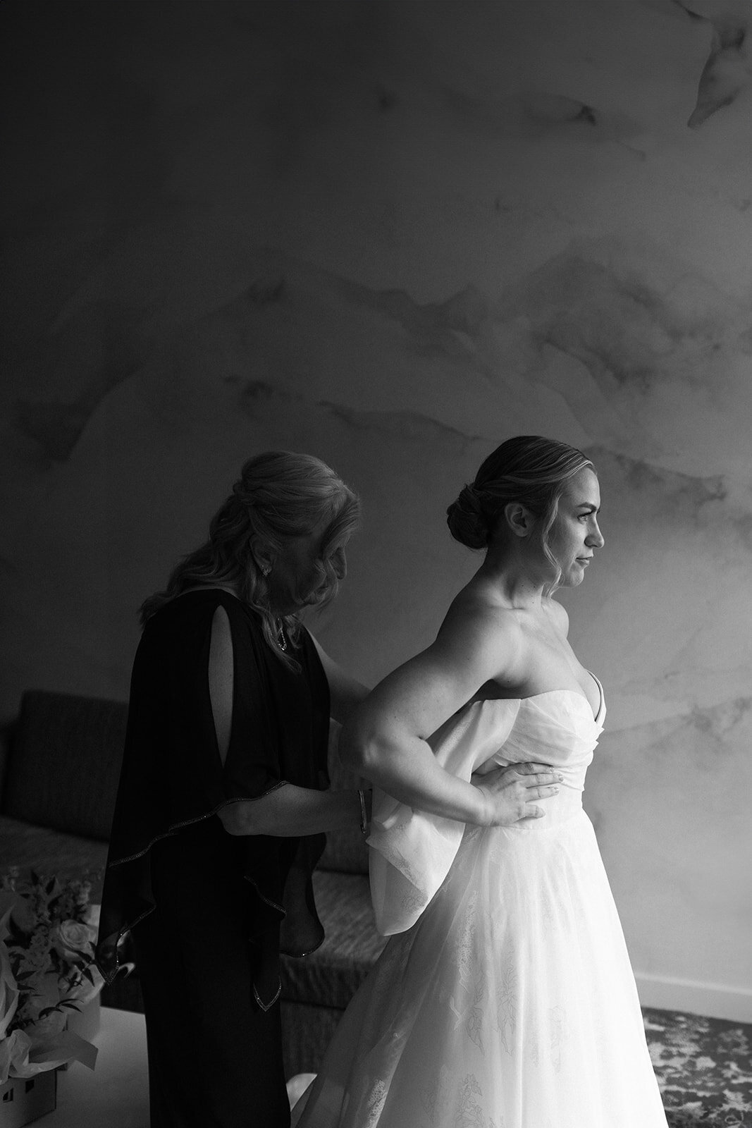 bride-getting-ready-vancouver-destination-wedding-candid-thegodards