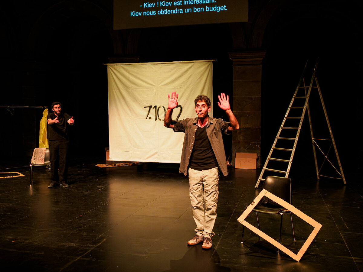 Mode d’emploi pour metteur en scène israélien en Europe texte, mise en scène, jeu Hannan Ishay, Ido Shaked  TPV_3190074-3-Enhanced-NR