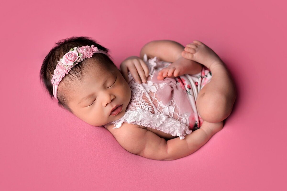 mobile-in-home-newborn-photography-vancouver-fraser-valley_baby-girl-pink-blanket-huckfinn-pose