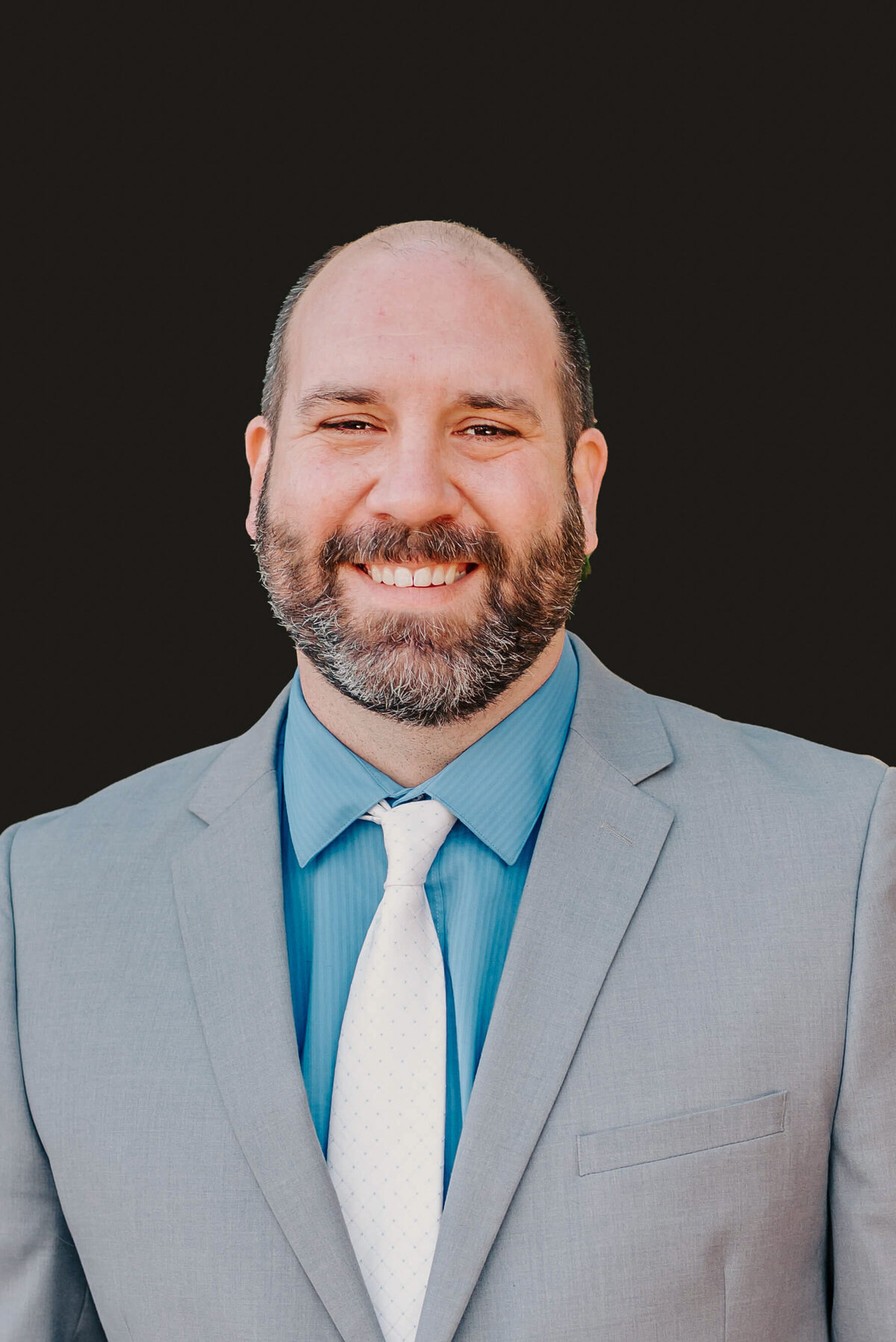 Branson headshot photography of business headshot of man in grey suit