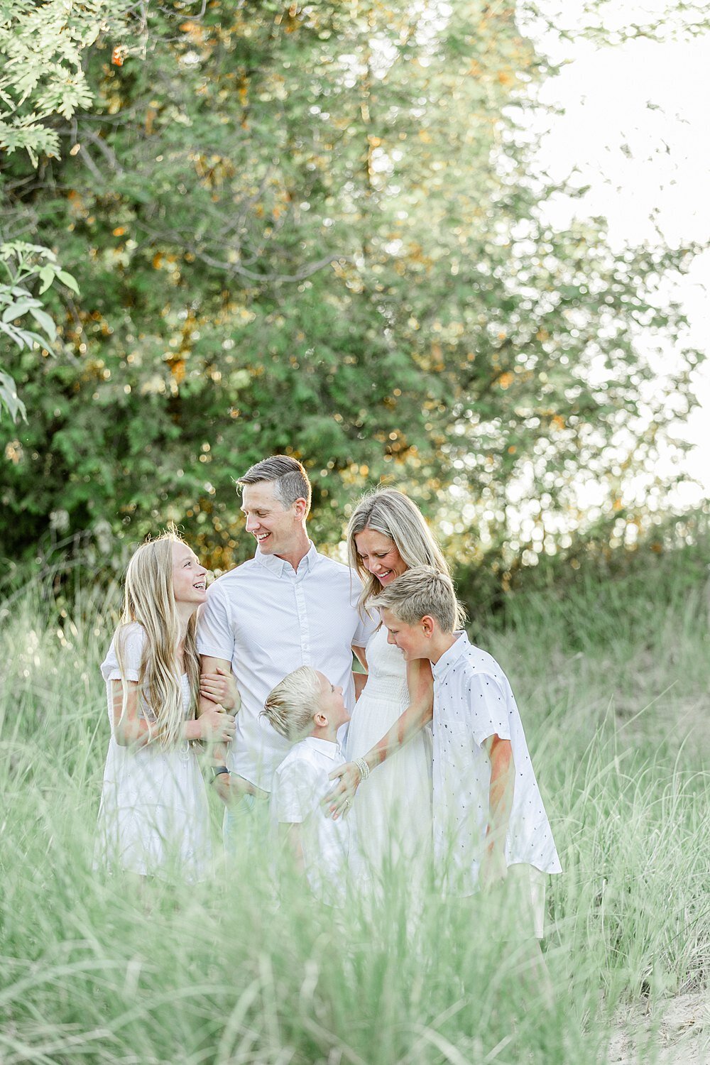 extended-family-session-muskegon-lake-michigan-beach-8.jpg14