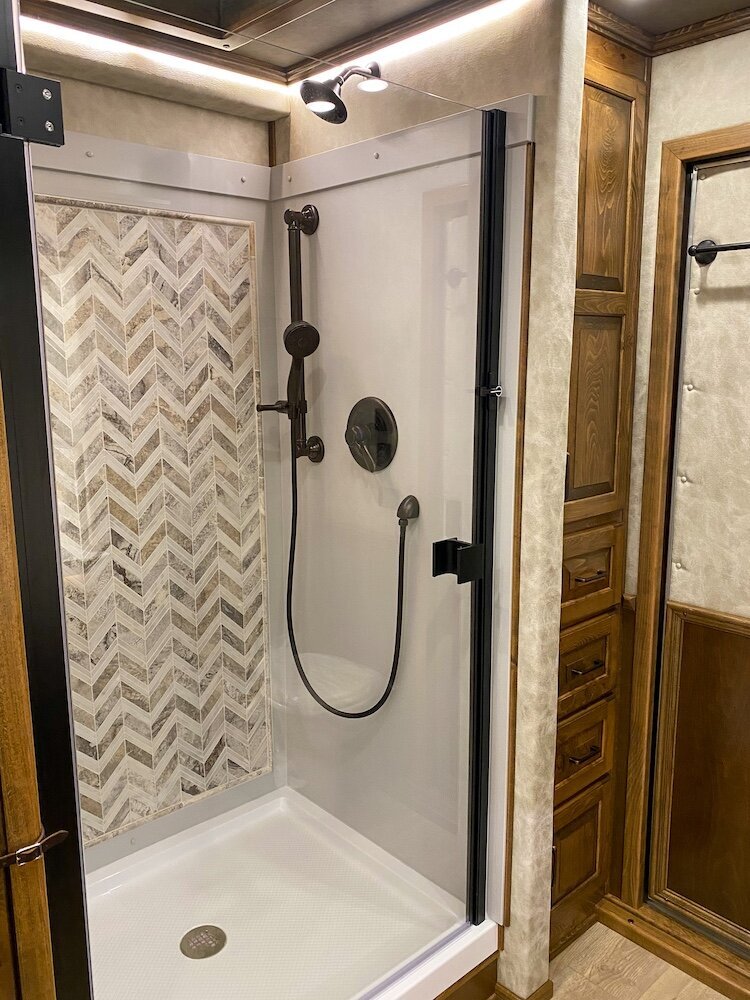 luxury-living-quarter-horse-trailers-trail-boss-conversions-bathrooms-18