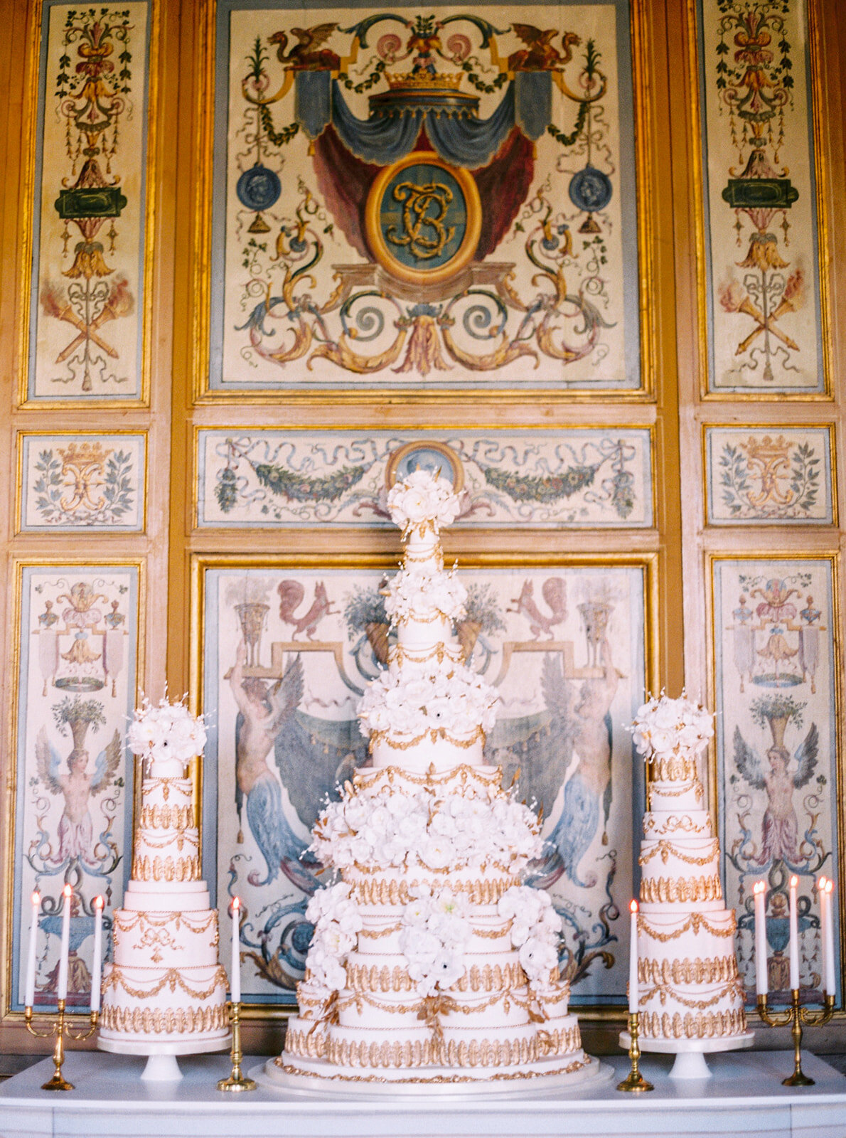 The photo at Chateau Vaux le Vicomte, one of the top destination wedding venues in France, was taken by photographer Audrey FORA. In addition to the photographer, East West Films Videographers also captured the beautiful scene.