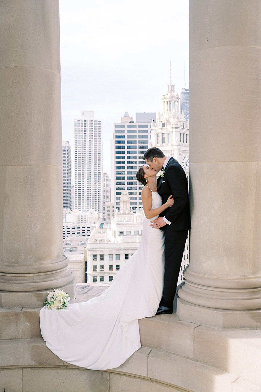 newlyweds-cupola-chicago-view-london-house-hotel-chicago-hbicweddings