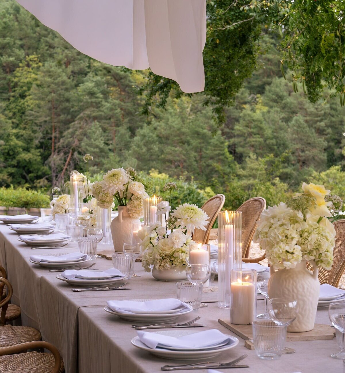 white-floral-design-for-wedding