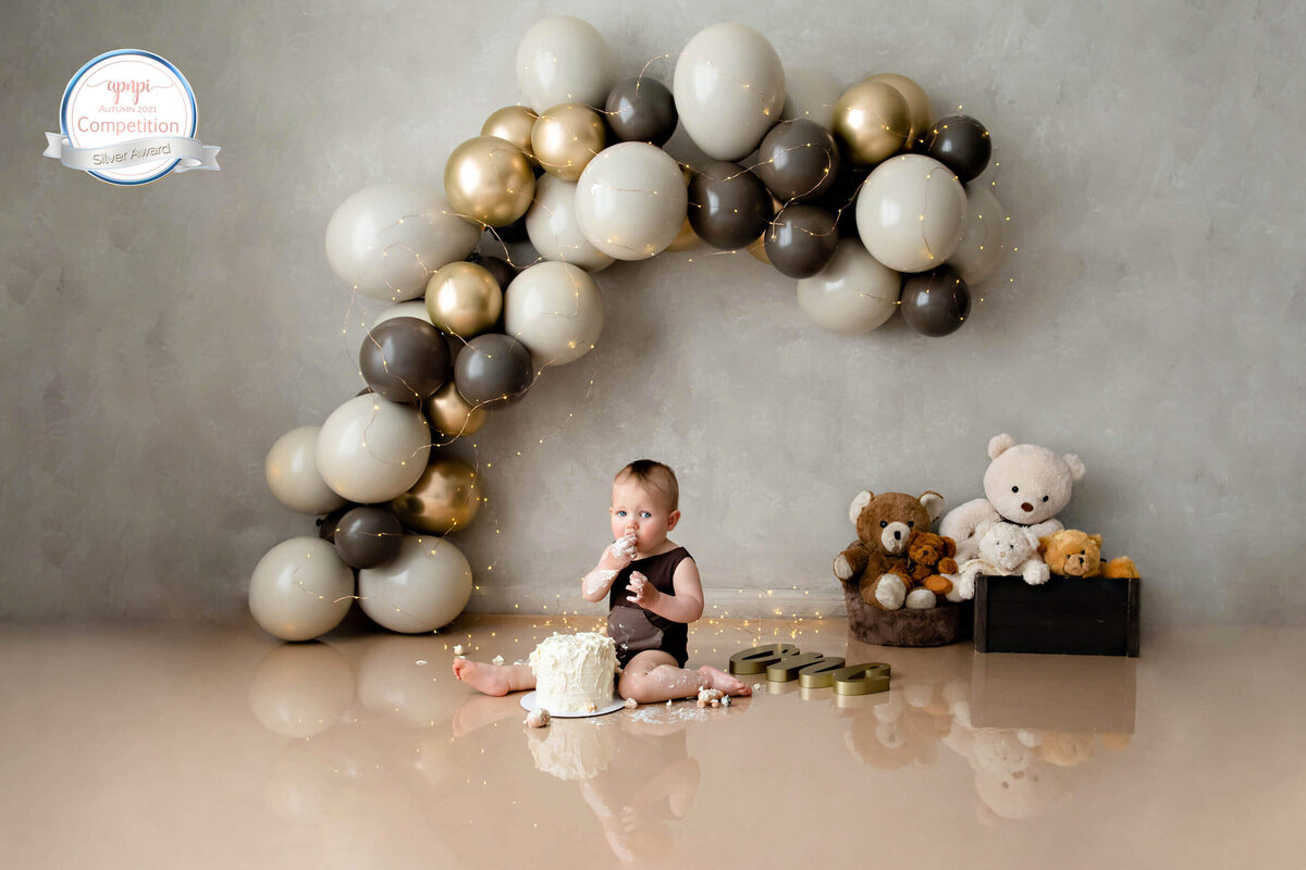 Baby boy for his brown teddybear cake smash photographer Burlington, Ontario session.
