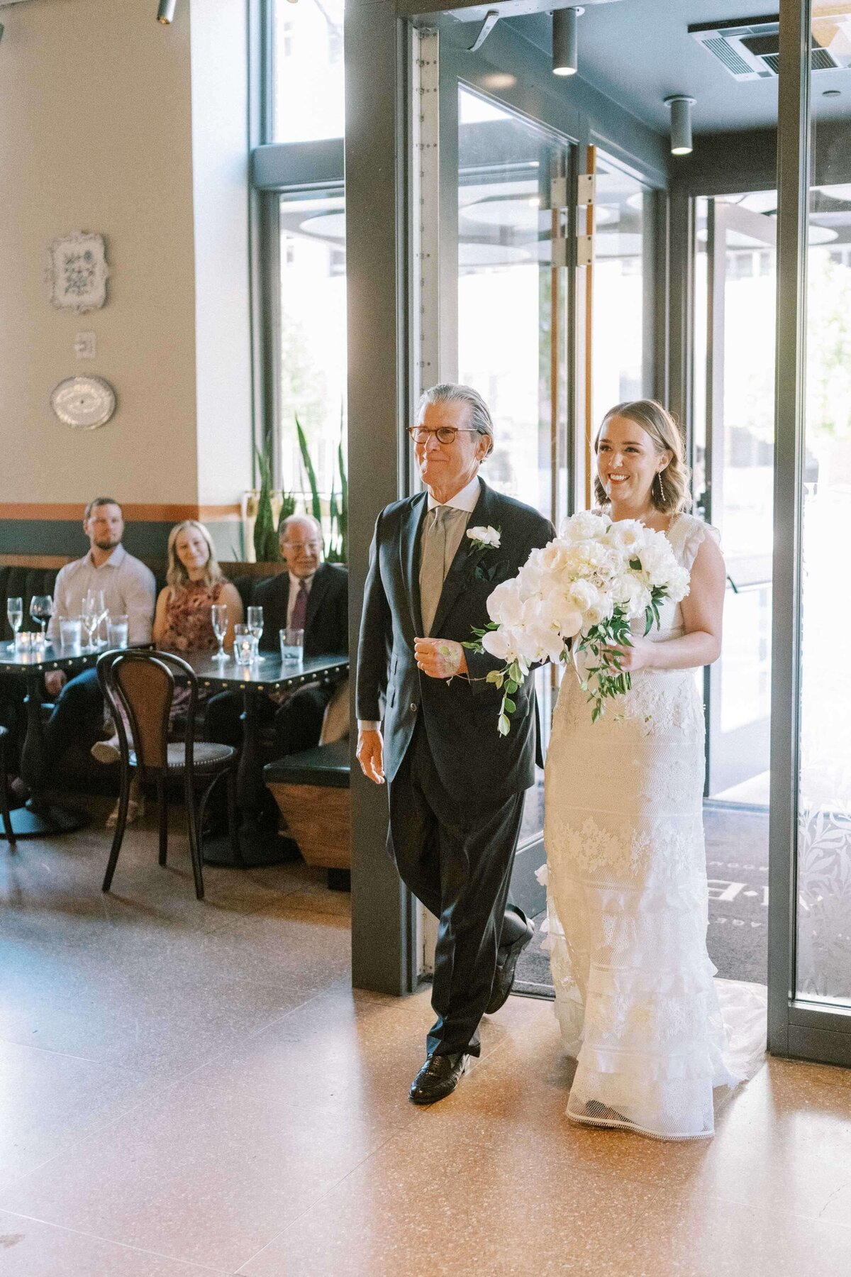 bride-and-dad-entrance