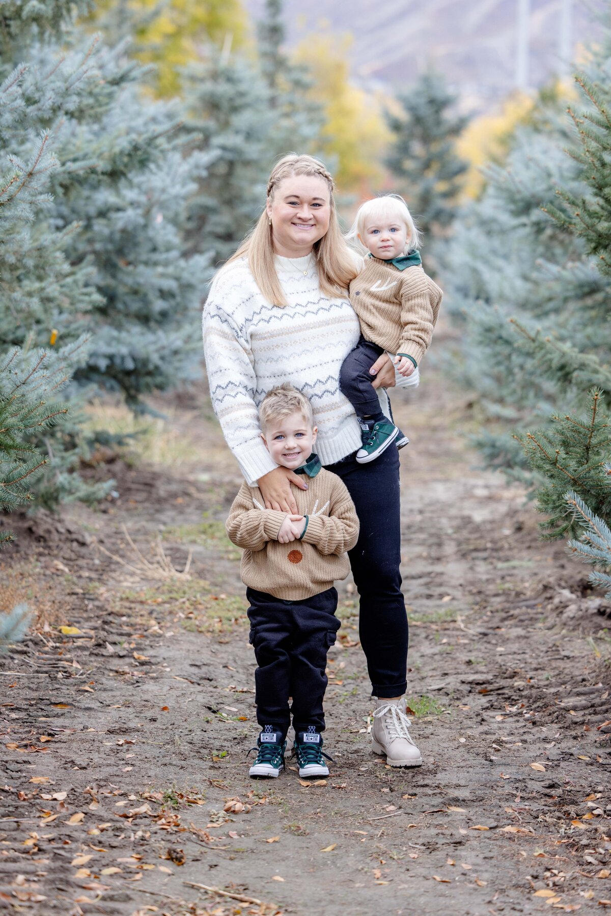 Utah-County-UT-Christmas-Tree-Farm-Mini-Session-Magnolia-and-Grace-Photography-Co-AshbyilyinJ-# (1)-10