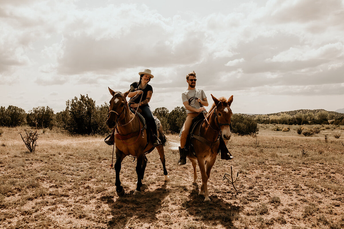 santa-fe-new-mexico-horseback-riding-engagement-photos (9)