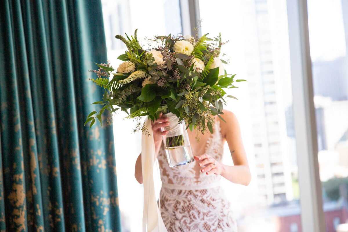 chicago-viceroy-bride-bouquet-florals